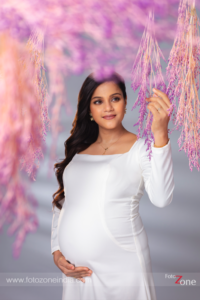 maternity portrait of actress Vaishali