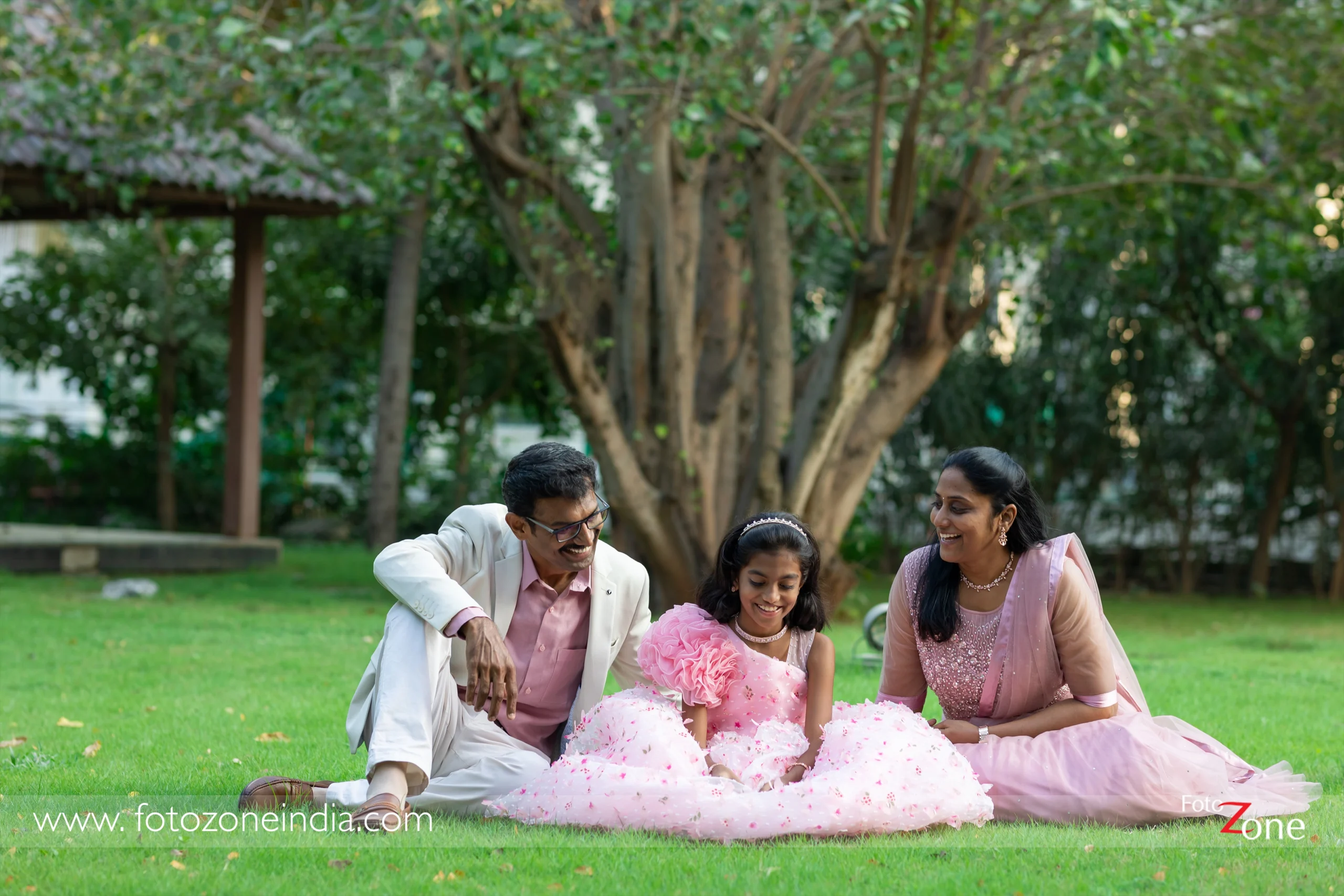 Outdoor family photography with lifestyle portraits